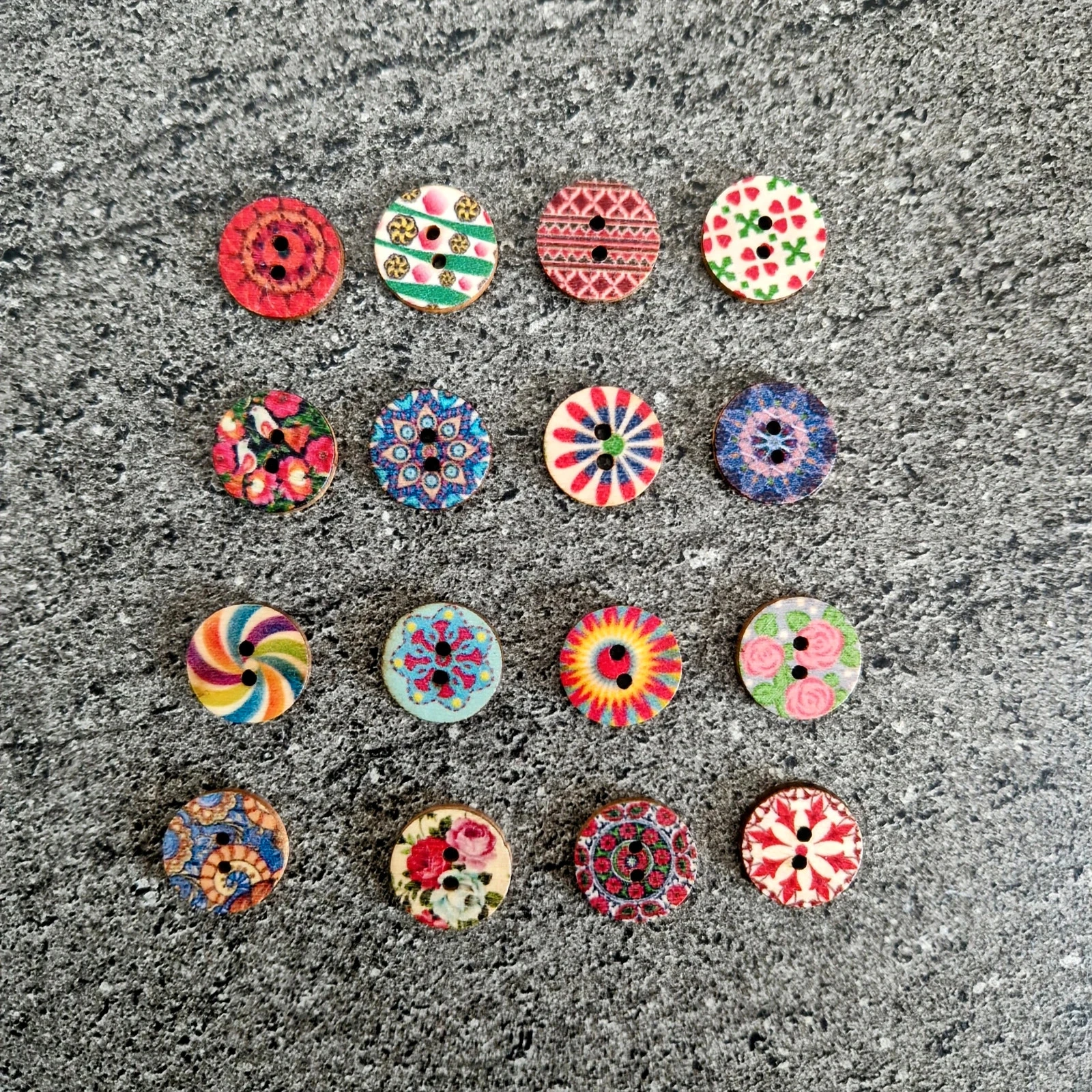Lot de 16 boutons en bois vintage